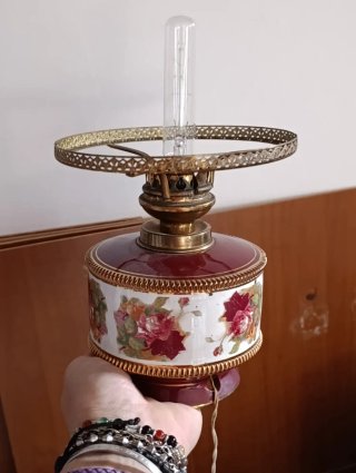 Lampada antica in porcellana e vetro