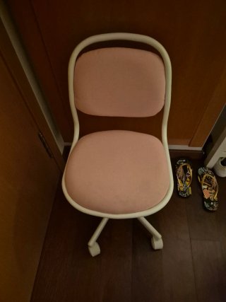 Silla de escritorio rosa y blanca Ikea