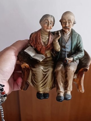 Antica statuetta coppia anziani seduti