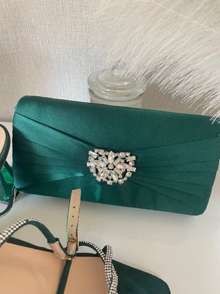 Sandalias y bolso de fiesta verde