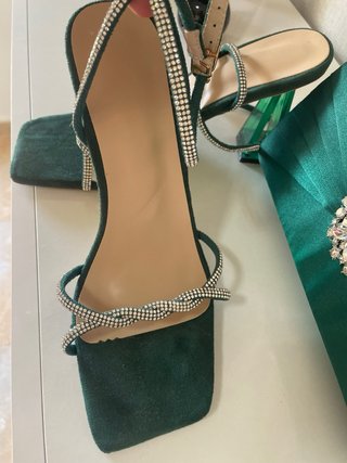 Sandalias y bolso de fiesta verde