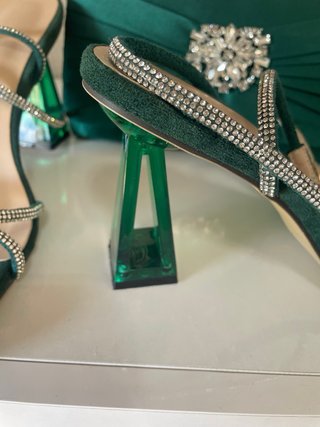 Sandalias y bolso de fiesta verde
