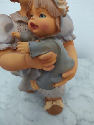 Figura decorativa niña con muñeca
