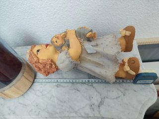 Figura decorativa niña con muñeca