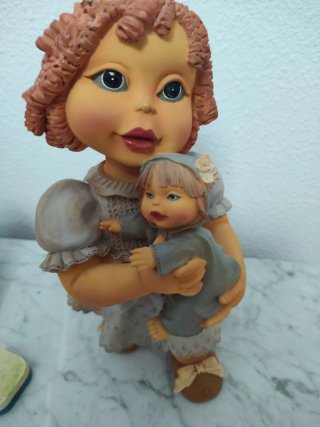 Figura decorativa niña con muñeca