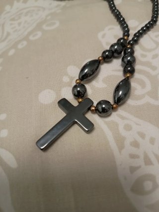 Collar Cruz Hematita Hecho a Mano