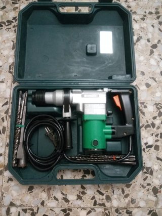 Taladro percutor Hitachi con accesorios