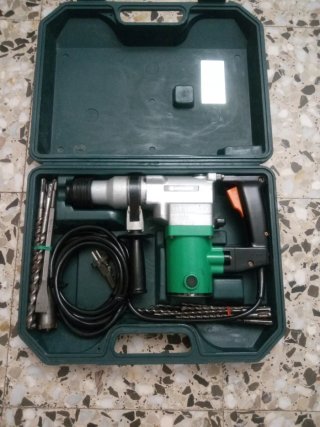 Taladro percutor Hitachi con accesorios