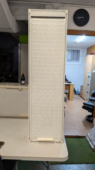Armario blanco con persiana