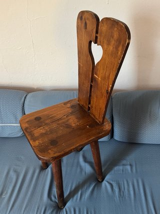 Silla de madera maciza con corazón