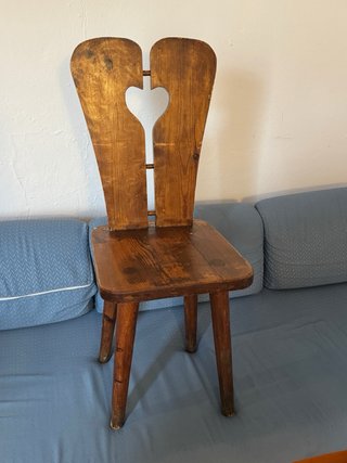 Silla de madera maciza con corazón