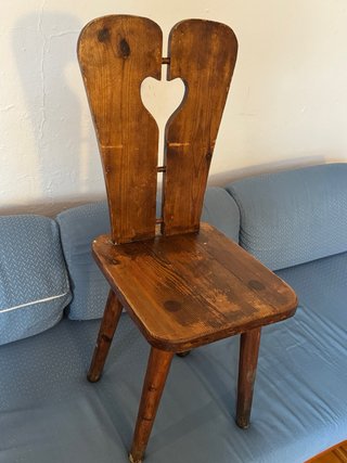Silla de madera maciza con corazón