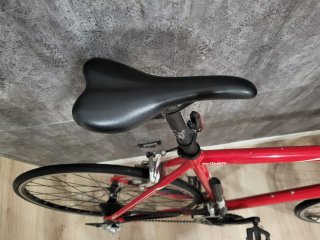 Bicicleta de carretera roja Btwin Triban. Talla L