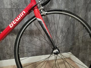 Bicicleta de carretera roja Btwin Triban. Talla L