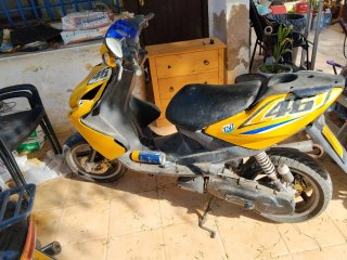 Yamaha Aerox Scooter Amarillo y Azul