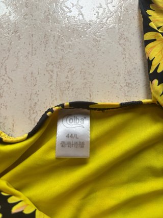 Bikini negro y amarillo con flores