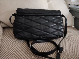 Bolso Parfois negro acolchado con cadena
