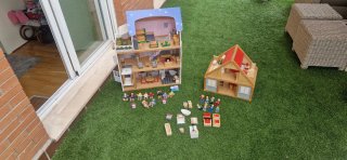 Casitas de madera con muñecos y accesorios