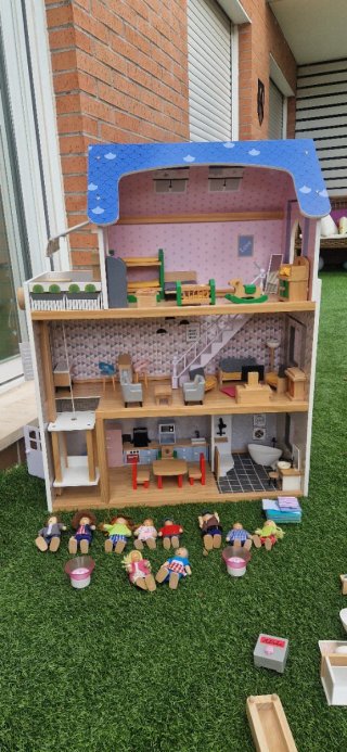 Casitas de madera con muñecos y accesorios