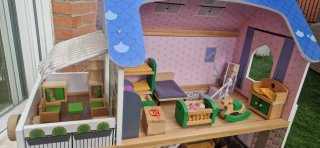 Casitas de madera con muñecos y accesorios