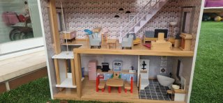 Casitas de madera con muñecos y accesorios
