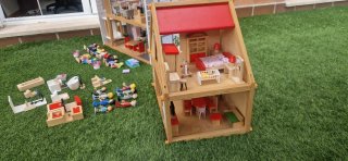 Casitas de madera con muñecos y accesorios