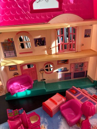 Casa de muñecas rosa y blanca