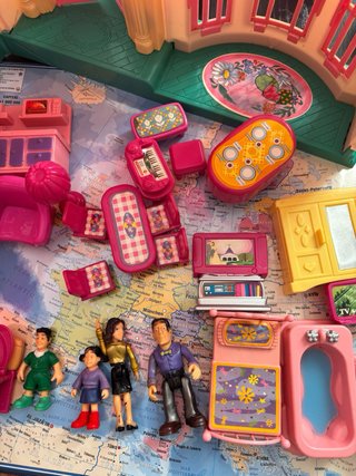 Casa de muñecas rosa y blanca