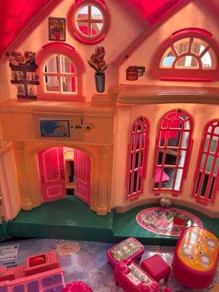 Casa de muñecas rosa y blanca
