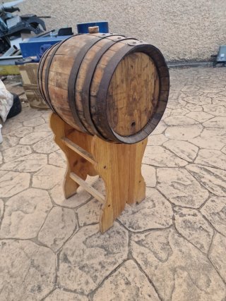 Barril de madera rústico con soporte
