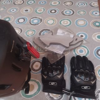 Casco integral negro y guantes talla L