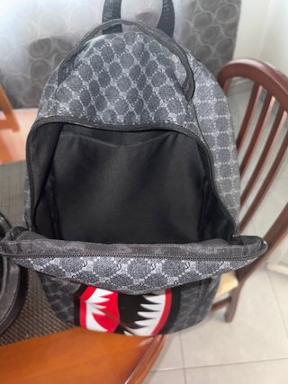 Mochila Tiburón Negra Roja
