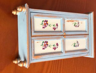 Armario miniatura madera pintado a mano