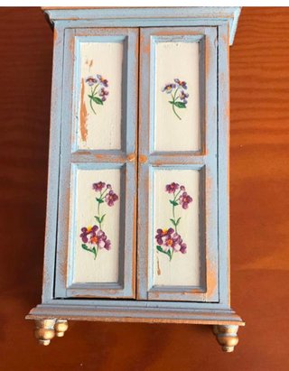 Armario miniatura madera pintado a mano