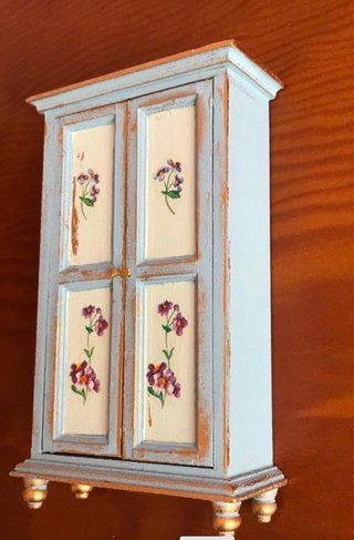 Armario miniatura madera pintado a mano