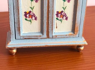 Armario miniatura madera pintado a mano