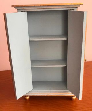 Armario miniatura madera pintado a mano