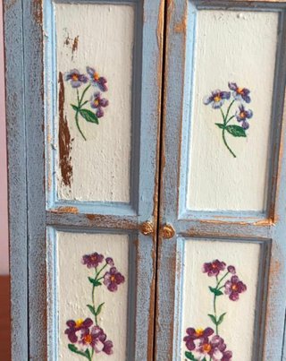 Armario miniatura madera pintado a mano