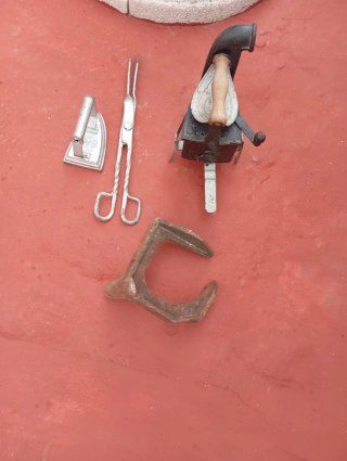 Planchas antiguas y zapatero