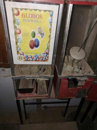 Máquina de chicles y globos