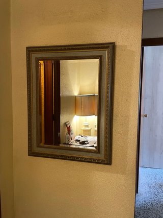 Espejo de pared clásico con marco dorado