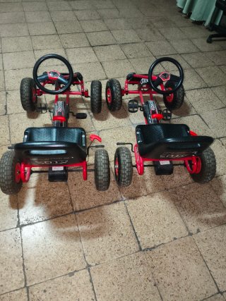 2 Coches a pedales para niñ@s