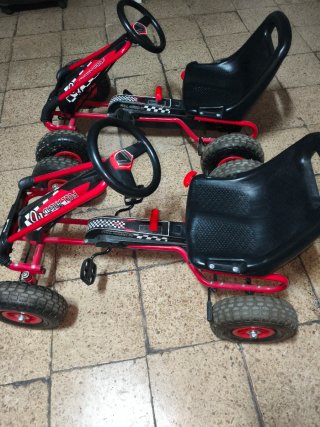 2 Coches a pedales para niñ@s