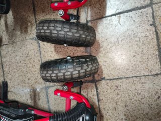 2 Coches a pedales para niñ@s