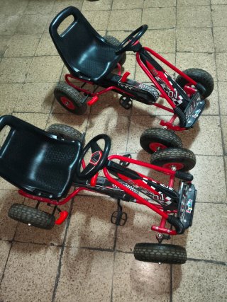 2 Coches a pedales para niñ@s