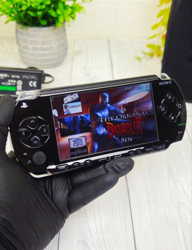 Console Sony PSP Nera con Custodia e Scheda 64GB
