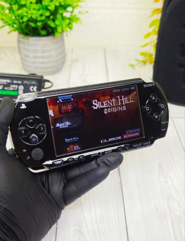 Console Sony PSP Nera con Custodia e Scheda 64GB