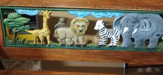 Banco infantil de madera con animales tallados
