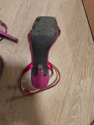 Zapatos de fiesta fucsia con cadena