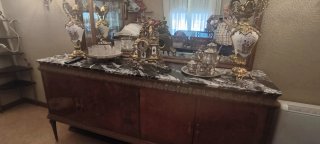 Aparador de madera con mármol y detalles dorados